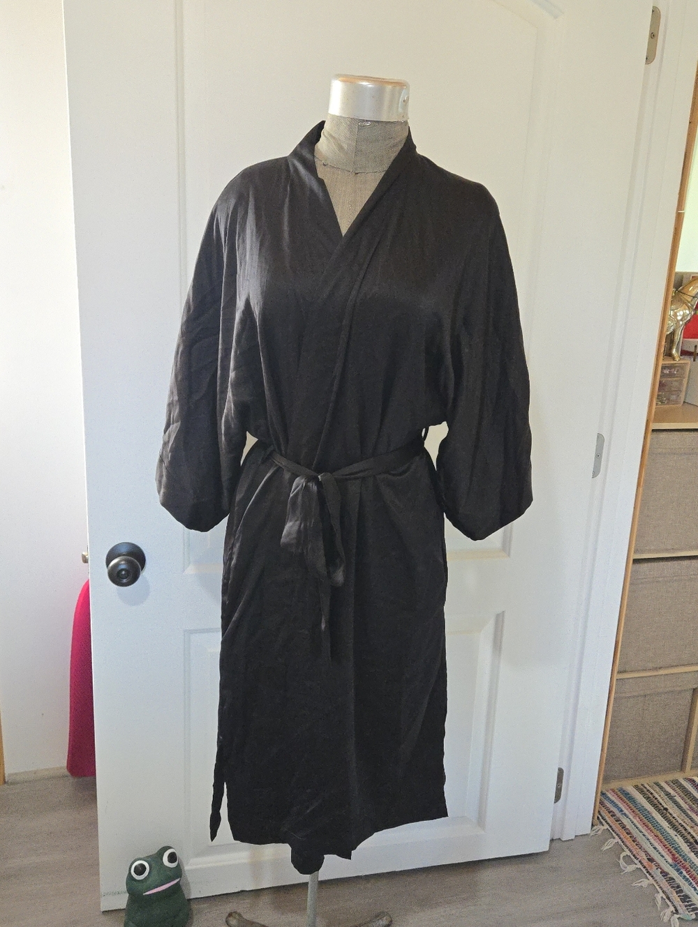 NWT Victoria's Secret Black Satin Robe, SIZE XS/S